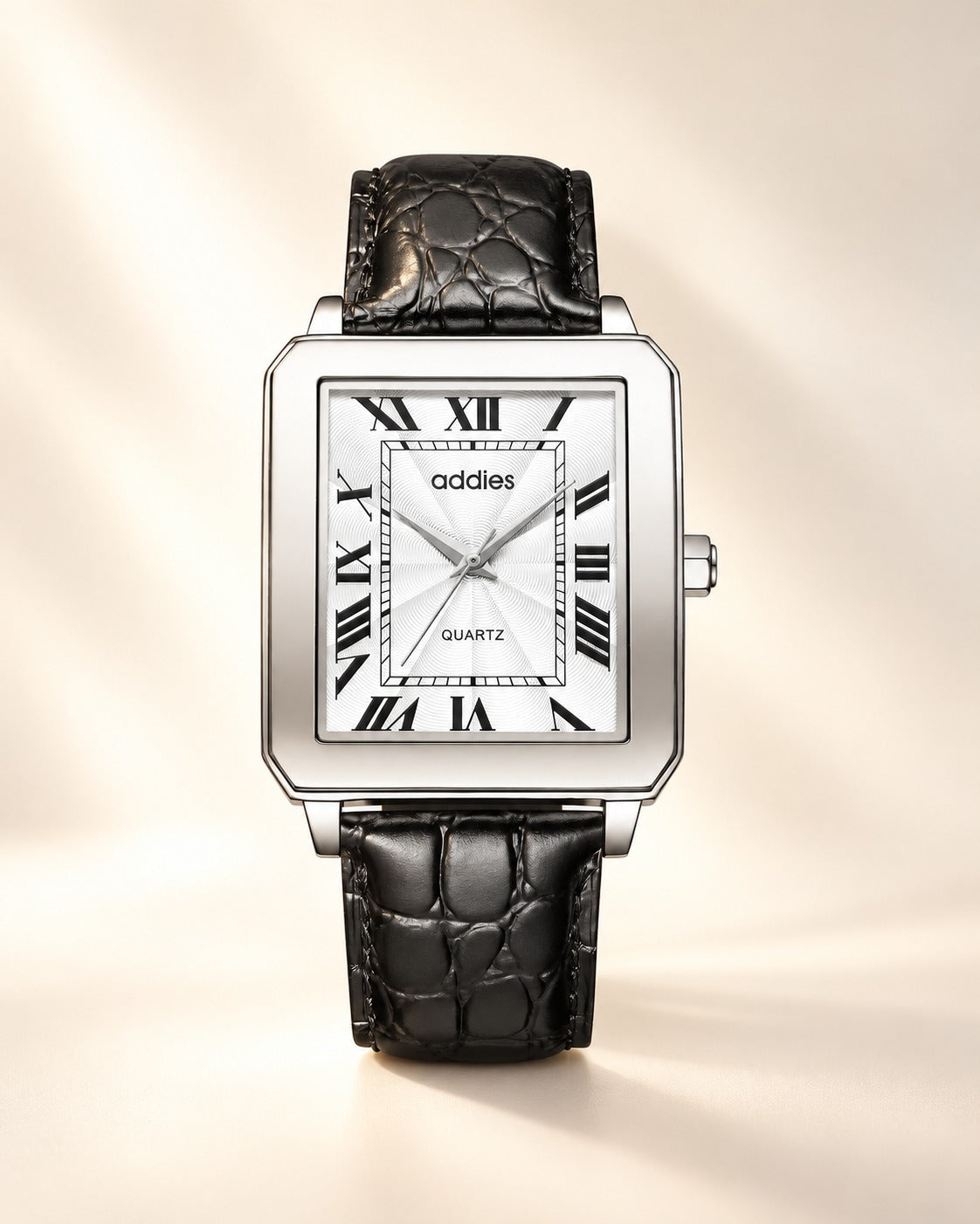 Relógio feminino de quartzo Addies RM05 em vista frontal, com caixa retangular prateada, mostrador branco e pulseira de couro preto sobre fundo marfim claro