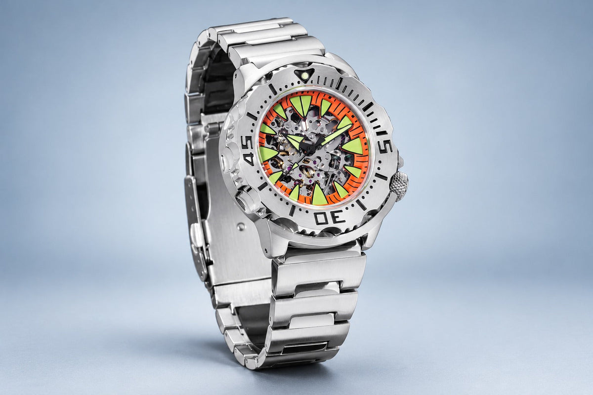 Relógio automático Addiesdive OceanMonster Skeleton AD2103 com mecanismo aparente e pulseira de aço em estúdio sobre fundo azul claro